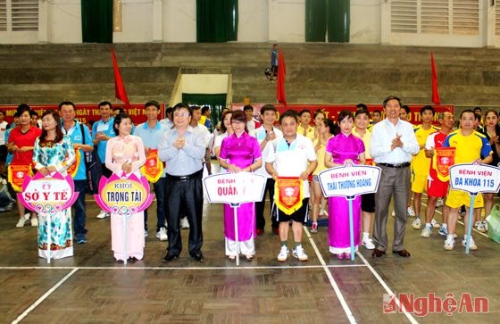 Lãnh đạo Sở Y tế tặng cờ lưu niệm cho các đội thi đấu thể thao