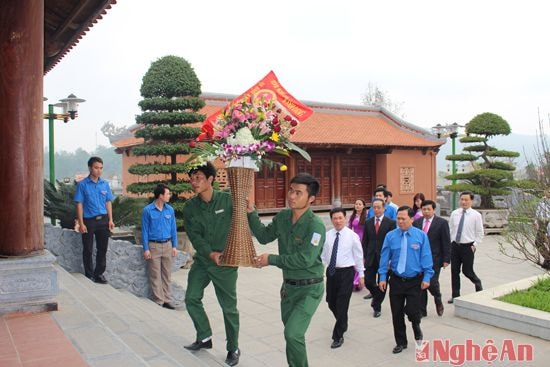Đoàn đại biểu dâng hương dâng hoa tại đến thờ Khu Di tích