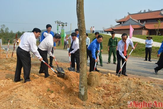 Sau lễ phát động đoàn đại biểu trồng cây tại Khu Di tích