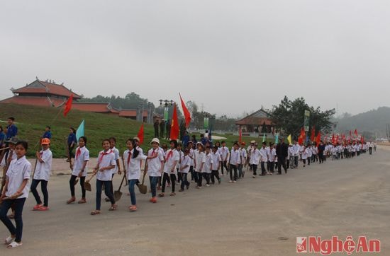 hơn 400 giáo viên và học sinh trường THCS Mỹ Sơn tham gia lễ phát động