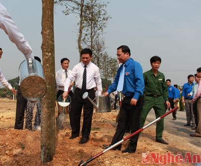Đồng chí Hồ Đức Phớc cùng đoàn đại biểu trồng cây lưu niệm tại Khu Di tích