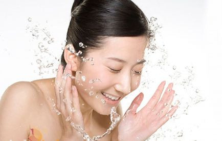  Nước muối có công dụng diệt khuẩn, nấm mốc trên da và điều tiết chất nhờn.