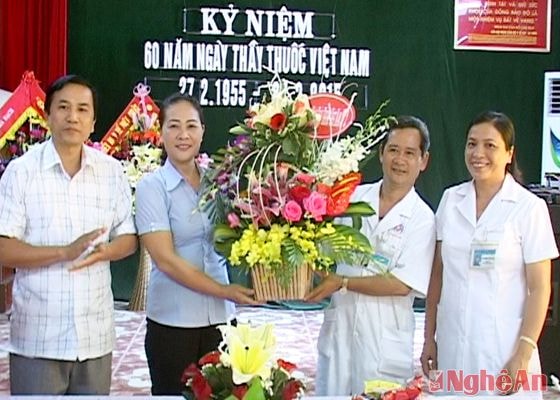 Lãnh đạo huyện chúc mừng cán bộ, y bác sỹ bệnh viên đa khoa khu vực Tây Bắc