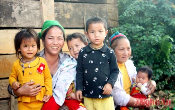 Các bà mẹ cũng đưa con đến để xem lễ ném pò po