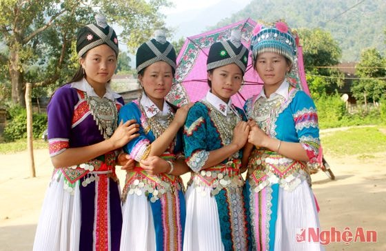 Thiếu nữ người Mông xúng xính trong bộ trang phục truyền thống