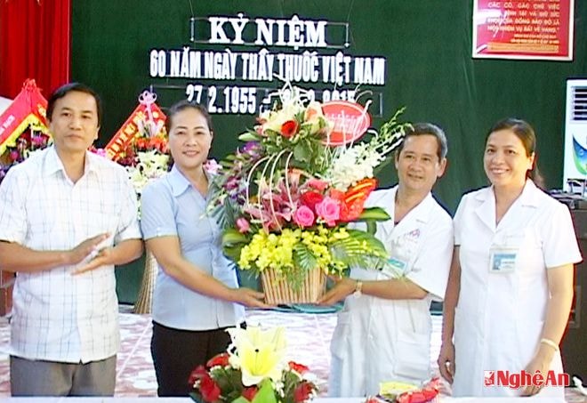 Lãnh đạo huyện chúc mừng cán bộ, y bác sỹ bệnh viên đa khoa khu vực Tây Bắc