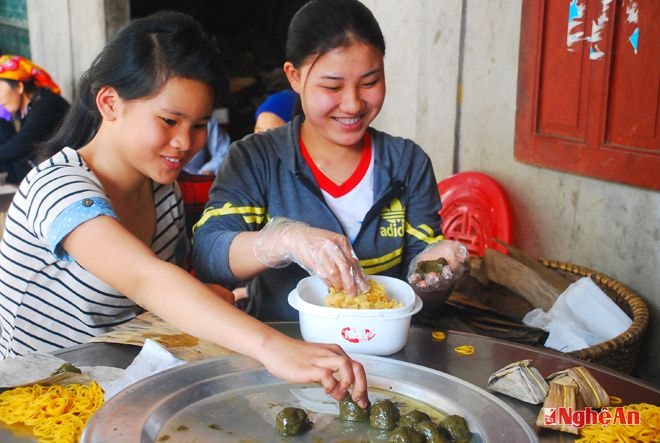 Phụ nữ xứ Dừa gói bánh gai.