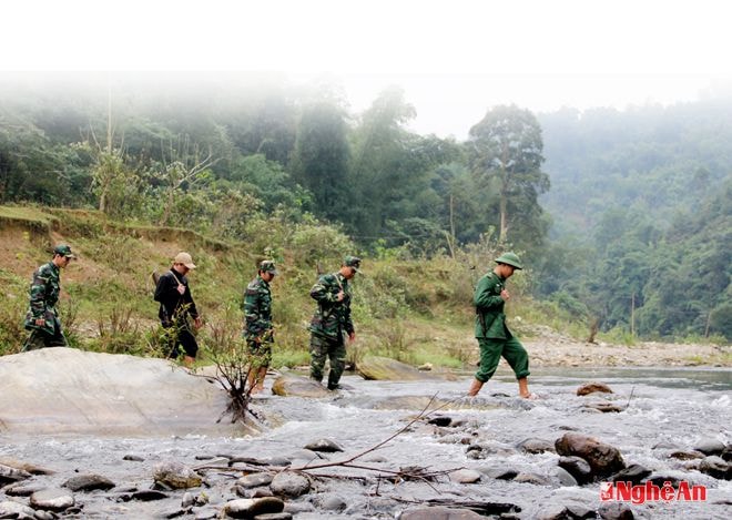 Cán bộ, chiến sỹ Đồn Biên phòng Châu Khê (Con Cuông) trên đường tuần tra.