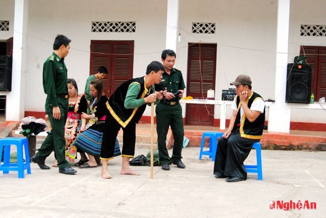 Tiết mục văn nghệ thắm tình quân dân của chiến sỹ  Đồn Biên phòng Mỹ Lý (Kỳ Sơn).