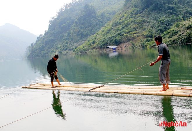 Vợ chồng ông Hoành thả lưới trên lòng hồ.