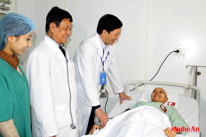 PGS, TS Nguyễn Trung Chính (giữa) thăm hỏi bệnh nhân.
