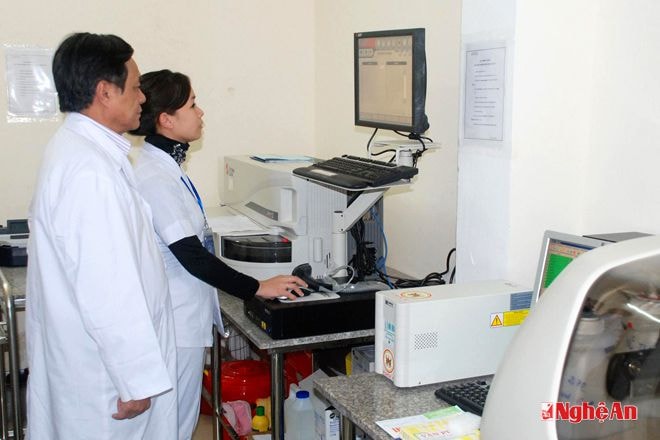 Sử dụng thiết bị tiên tiến xét nghiệm ung thư sớm tại Bệnh viện Ung bướu Nghệ An. Ảnh: Từ Thành