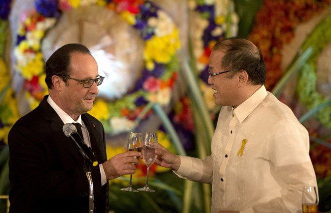 Tổng thống Philippines Benigno Aquino (phải) chiêu đãi Tổng thống Pháp Francois Hollande, ngày 26/2. Nguồn: AFP