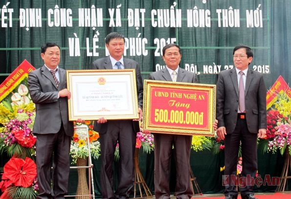 Đồng chí Đinh Viết Hồng trao Bằng công nhận xã đạt chuẩn nông thôn mới cho xã.