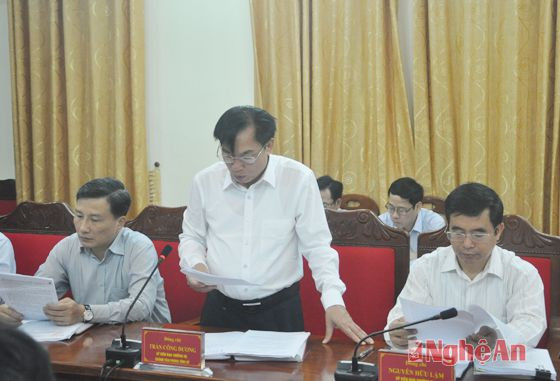 Đồng chí Trần Công Dương- Chánh Văn phòng Tỉnh ủy đọc  Tờ trình Dự thảo báo cáo chi
