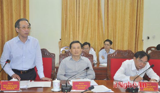 Đồng chí Trần Hồng Châu phát biểu góp ý nội dung Dự thảo Báo cáo Chính trị