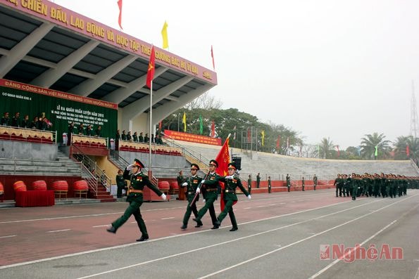 Duyệt đội ngũ các khối.