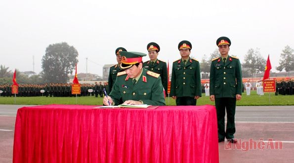Thủ trưởng các cơ quan quân khu ký kết giao ước thi đua.