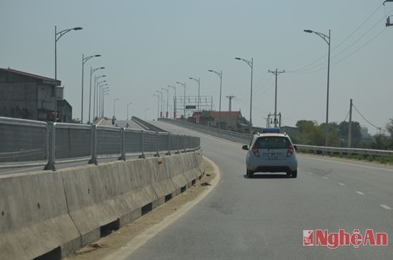 Sau khi dự án nâng cấp, cải tạo quốc lộ 1A hoàn thành, diện mạo con đường huyết mạch thay đổi hoàn toàn, tạo điều kiện thuận lợi cho các phương tiện tham gia giao thông. Trong đó, phàn rào chắn ngăn cách giữa hai chiều của đường quốc lộ góp phần