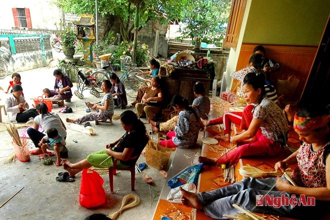 Lớp học nghề mây tre đan ở xã Đô Thành (Yên Thành). Ảnh: Trần Cảnh Yên