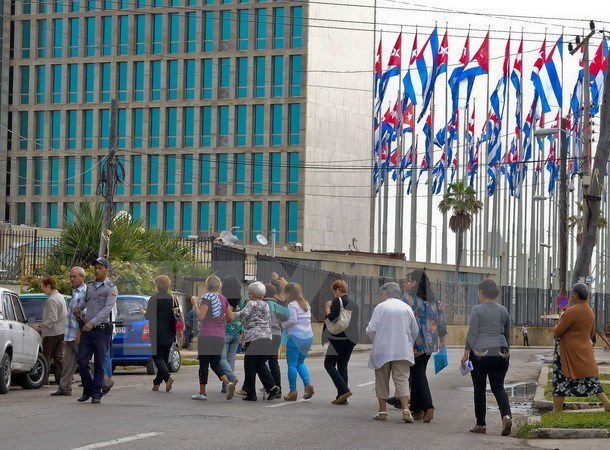 Người dân Cuba xếp hàng bên ngoài một văn phòng của Mỹ ở thủ đô La Habana ngày 9/1. Ảnh: AFP/ TTXVN