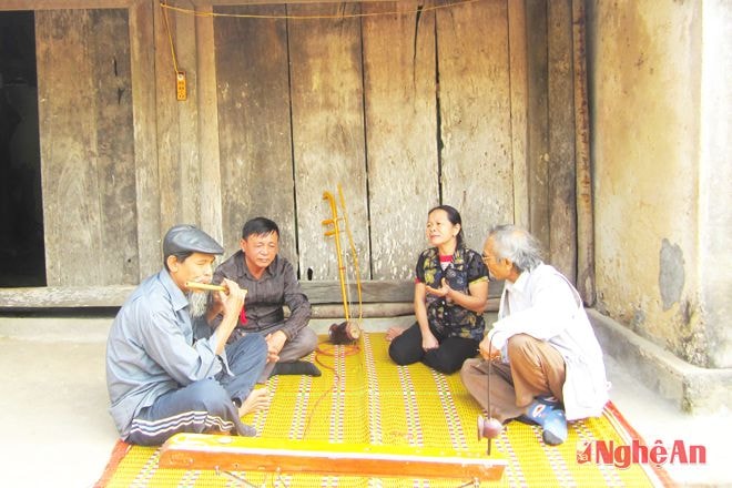 Buổi luyện tập của CLB Dân ca ví, giặm xã Phúc Thành (Yên Thành).