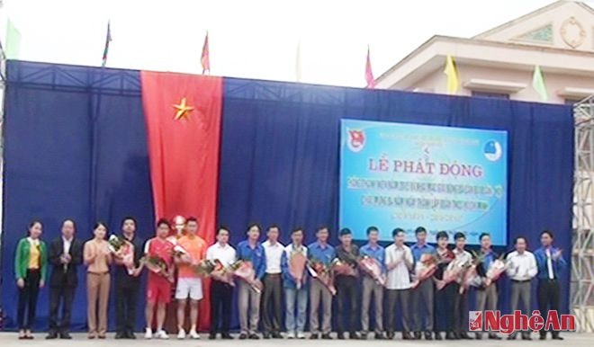 Tặng hoa cho các đội bóng tham dự giải bóng đá cán bộ Đoàn – Hội – Đội