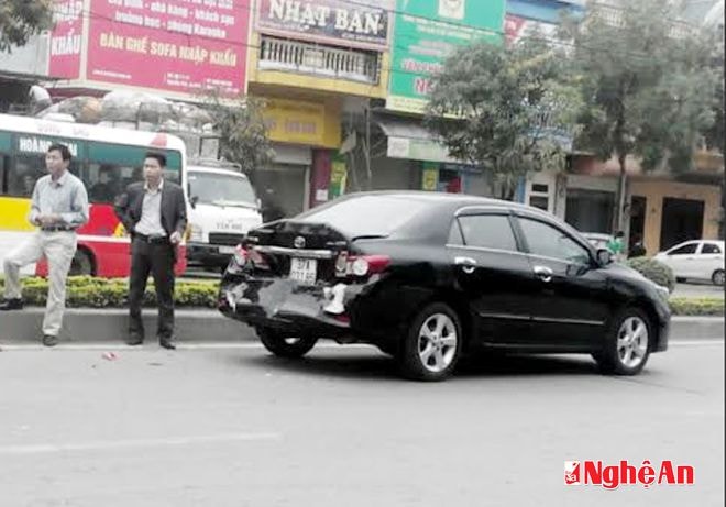 Chiếc đuôi ô tô bị méo mó