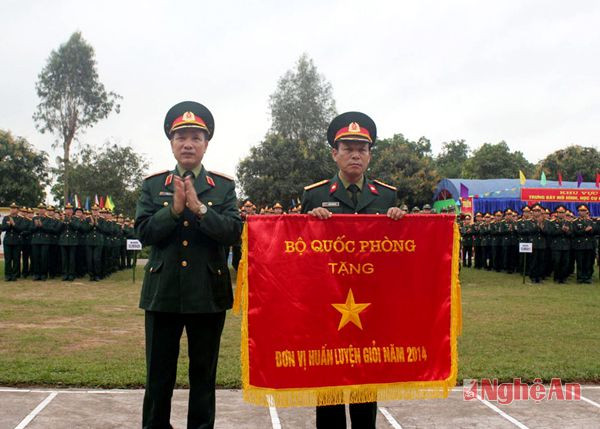 Thiếu tướng Trần Hữu Tuất - Phó tư lệnh Quan khu thay mặt BTL quân khu trao tặng cờ đơn vị huấn luyện giỏi năm2 015 cho Lữ đoàn