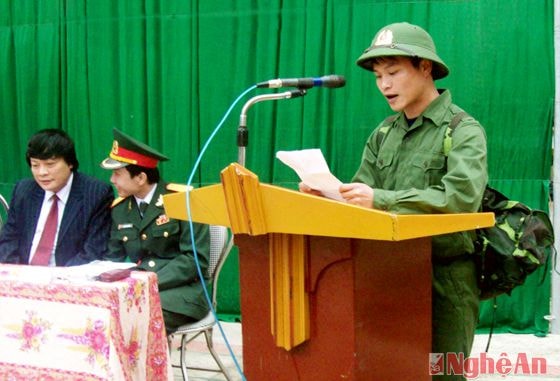 Chiến sỹ mới tuyên thệ trước lúc lên đường ở huyện Con Cuông.