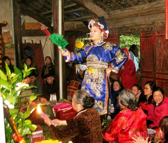 Quang cảnh một buổi hầu đồng.