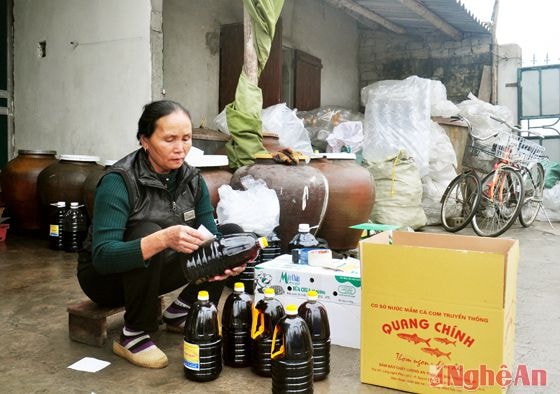 Chị Chính đóng gói sản phẩm.