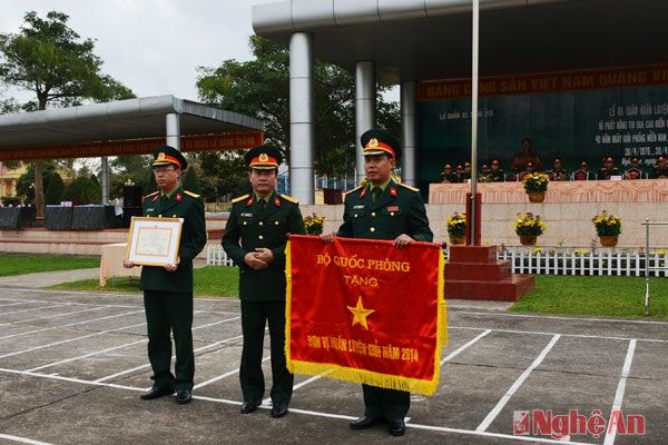 Trao tặng Cờ huấn luyện xuất sắc của Bộ quốc phòng cho Lữ đoàn 215.