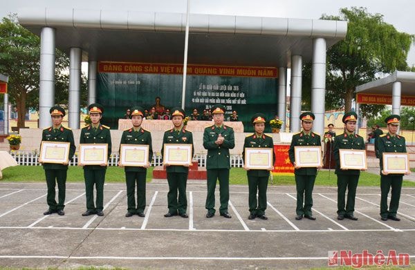 Tặng bằng khen cho các tập thể và cá nhân xuất sắc trong phong trào thi đua 2014.