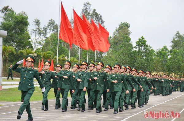 Duyệt binh biểu dương lực lượng tại lễ ra quân.