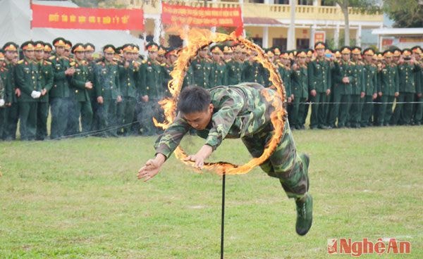 Các chiến sĩ vượt vòng lửa tại lễ ra quân.