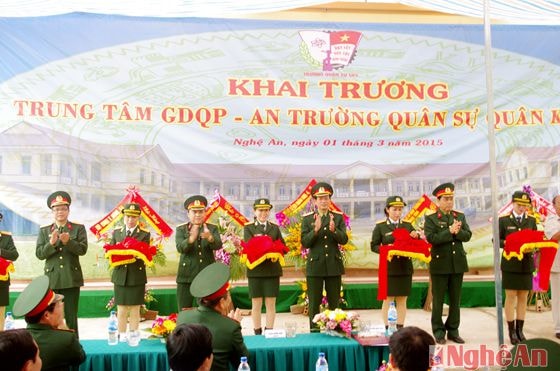  Trung tướng Võ Văn Việt, Bí thư đảng ủy, Chính ủy Quân khu 4 (người thứ 3 bên phải sang) cắt băng khánh thành Trung tâm giáo dục Quốc phòng – An ninh thuộc Trường Quân sự Quân khu 4.