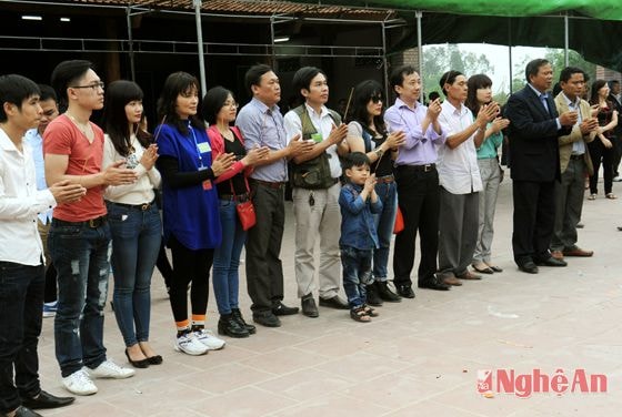 Con cháu họ Hồ dâng hương trong lễ tế tổ