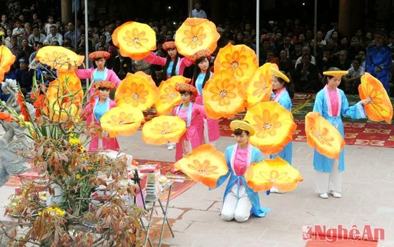 Múa sen trong đại lễ tế tổ họ Hồ