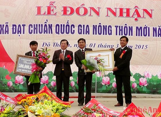 Đồng chí Đinh Viết Hồng – PCT.UBND tỉnh trao bằng công nhận xã nông thôn mới cho Đảng uỷ- chính quyền, nhân dân xã Đô Thành