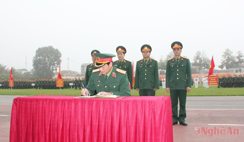 Thủ trưởng các cơ quan Quân khu 4 ký kết giao ước thi đua.