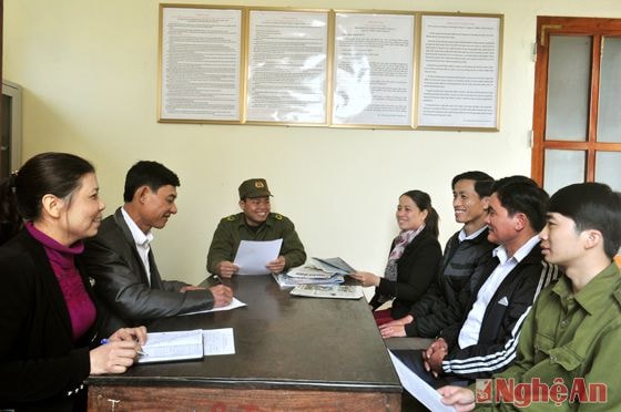 Các thành viên Ban chỉ đạo phòng chống ma túy xã Hưng Tân (Hưng Nguyên) hội ý.