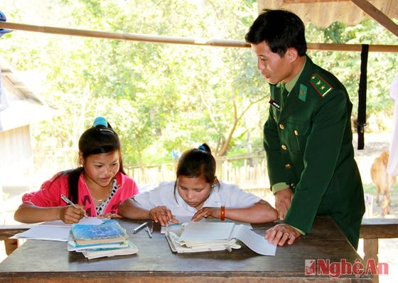 Chiến sỹ Đồn Biên phòng Mỹ Lý hướng dẫn con em xã Bắc Lý học bài.