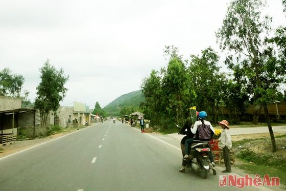 Cách xa nhiều km, du khách đã dừng xe lại mua hoa để viếng mộ Đại tướng Võ Nguyên Giáp