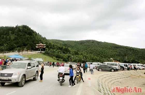 Ngay từ sáng sớm, bãi đỗ xe chật kín ô tô và xe máy có biển kiểm soát của nhiều tỉnh thành trong cả nước