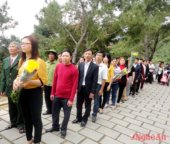 ... và thành kính dân hương hoa, phẩm vật, tỏ lòng tri ân công lao to lớn của đại tướng Võ Nguyên Giáp