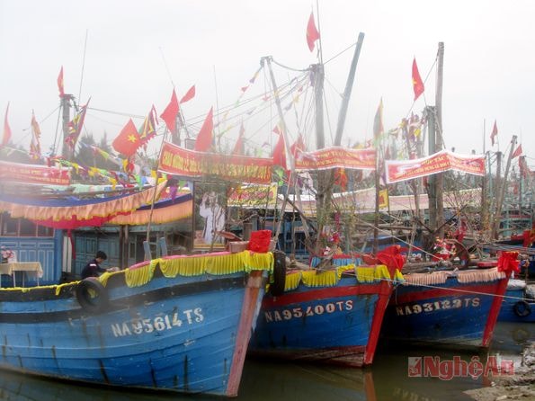 Phương tiện tàu thuyền của ngư dân Sơn Hải được trang trí lộng lẫy trong lễ hội.