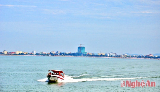Xuồng cao tốc ra đảo Song Ngư Sơn. Ảnh: C.S.H