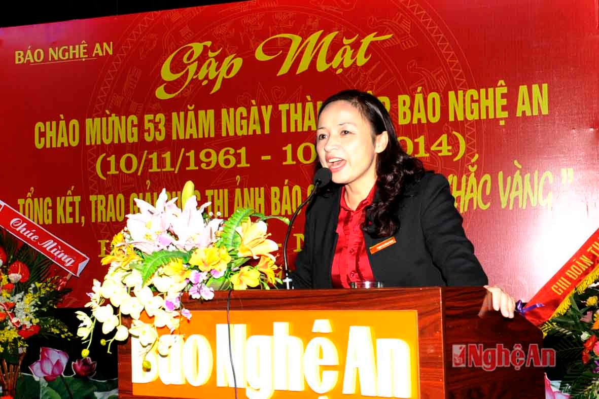 Đồng chí Phạm Thị Hồng Toan - Tổng biên tập Báo Nghệ An phát động cuộc thi khoảnh khắc vàng năm 2015