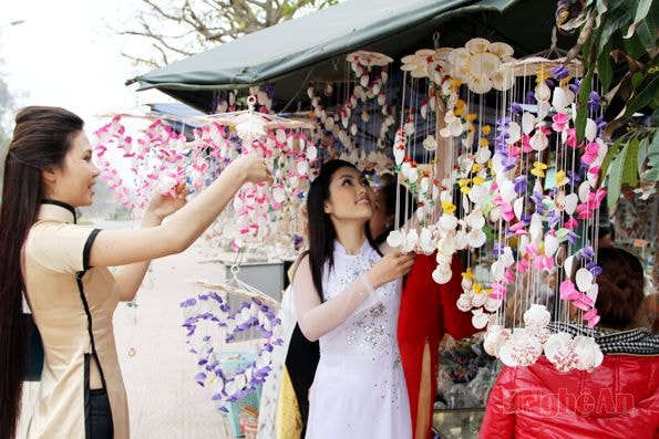 Mua sắm hàng lưu niệm ở Cửa Lò. Ảnh: Xuân Nhường